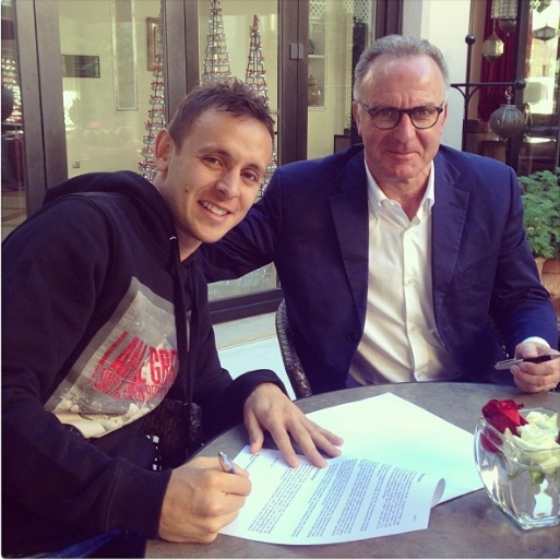 Alvo do Corinthians, lateral Rafinha renova contrato com o Bayern de Munique