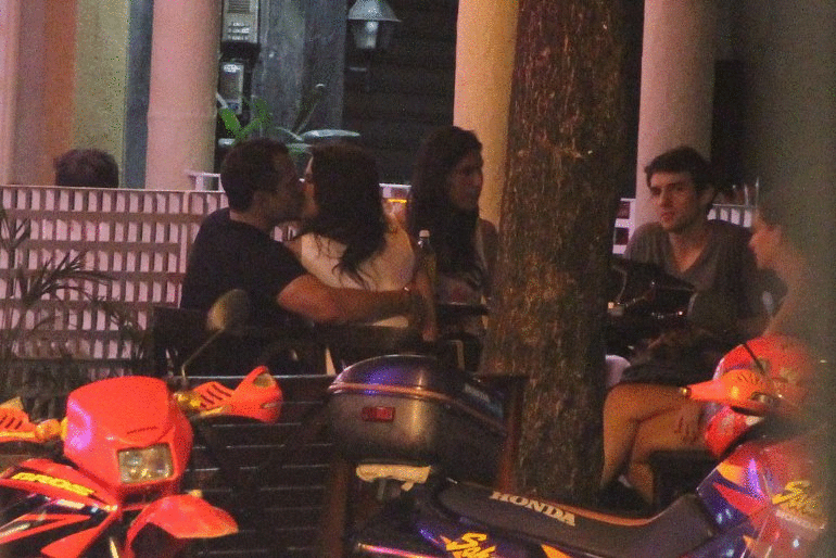 O ator Malvino Salvador foi visto aos beijos com sua namorada Kyra Gracie na noite desta quinta-feira (19) em um restaurante no Leblon, no Rio de Janeiro 