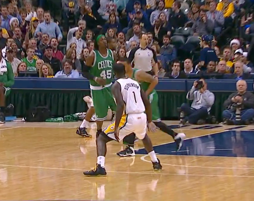 Jogador da NBA dá drible sensacional, faz cesta e rebola pra comemorar