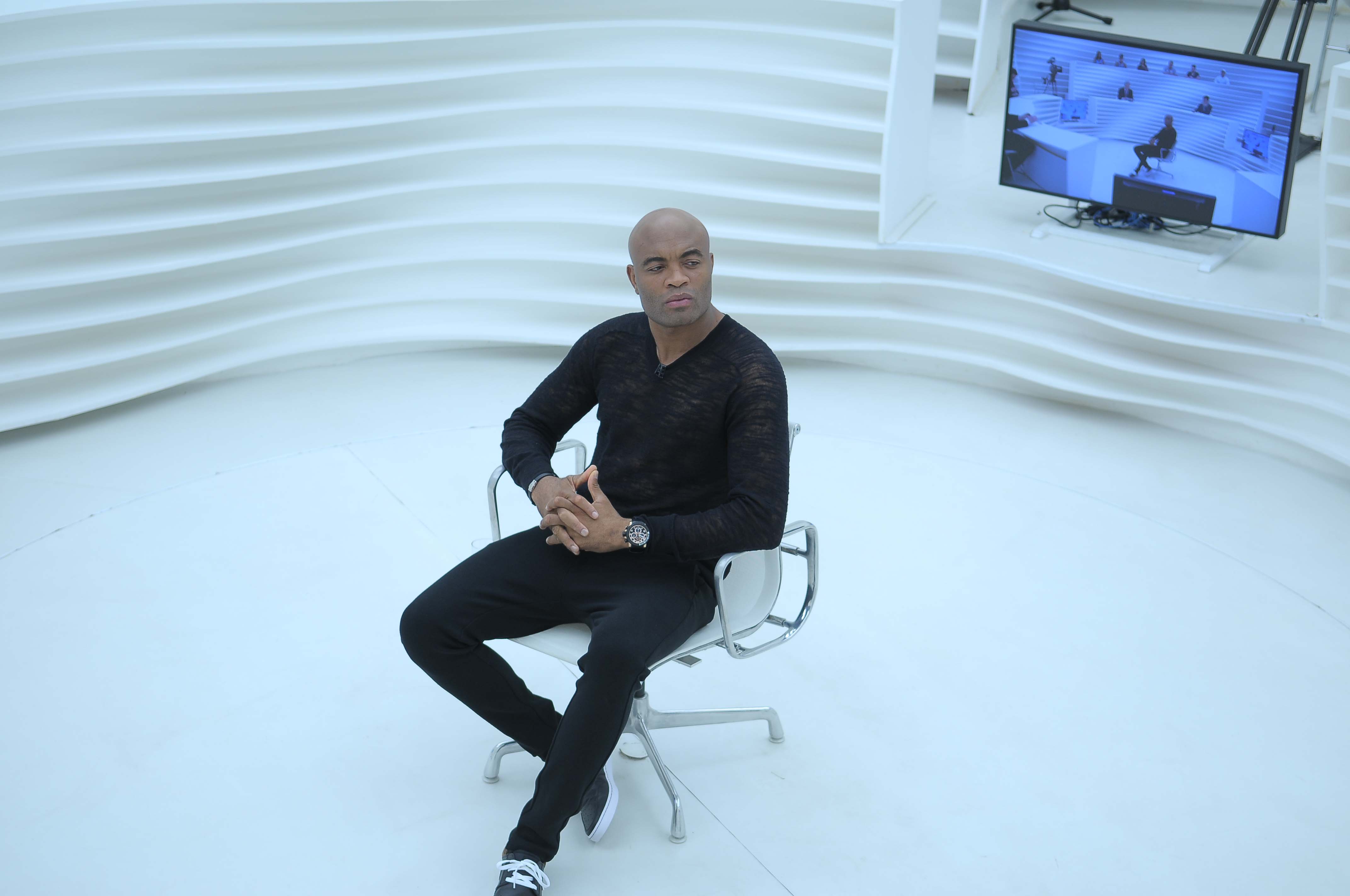 Convidado do Roda Viva, Anderson Silva fala sobre luta contra Chris Weidman