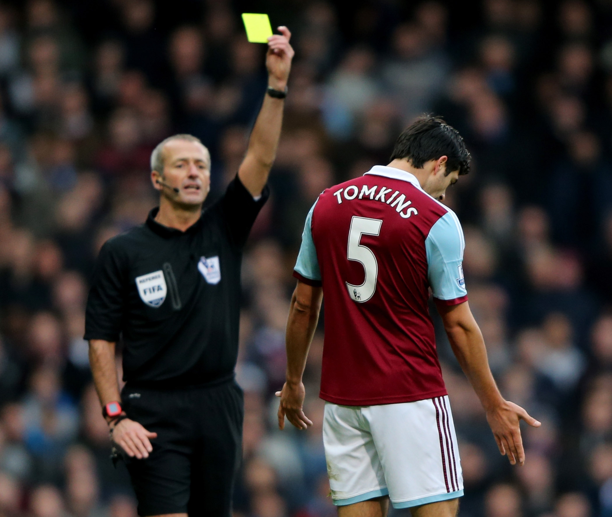 Zagueiro inglês que pediu responsabilidade aos torcedores do West Ham é preso bêbado