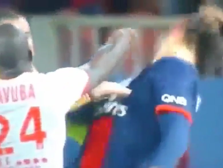 Ibrahimovic leva tapão na cara em jogo do campeonato francês