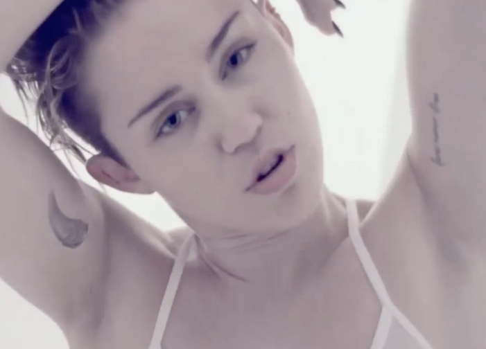 Cenas quentes: Miley Cyrus masturba-se no vídeo de 'Adore You'; veja