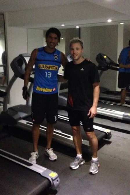 Loco Abreu aparece treinando em academia de ginástica com camisa do Botafogo; veja