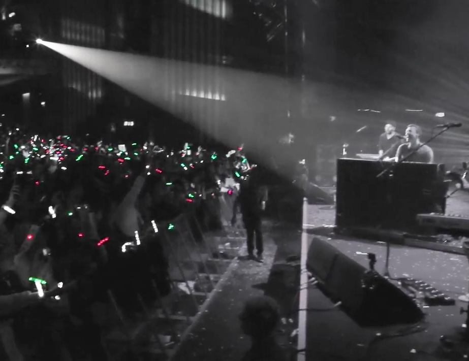 Coldplay celebra o Natal com clipe novo de Christmas Lights
