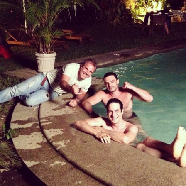 Após gravações, Mateus Solano e Kiko Pissolato aproveitam folga na piscina
