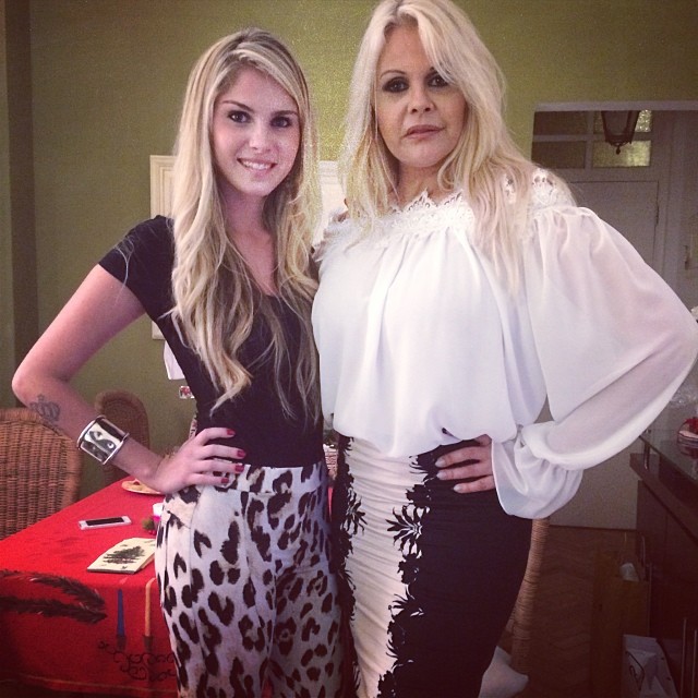Bárbara Evans passa o Natal com a mãe Monique Evans