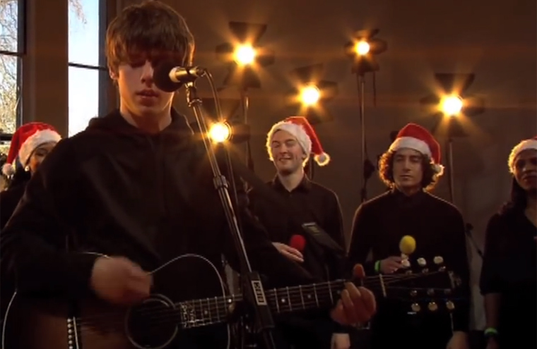 Jake Bugg faz cover de música natalina de John Lennon; ouça