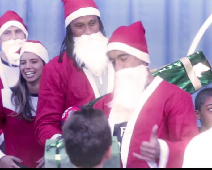 Lucas vira Papai Noel e dá presentes em ação natalina do PSG