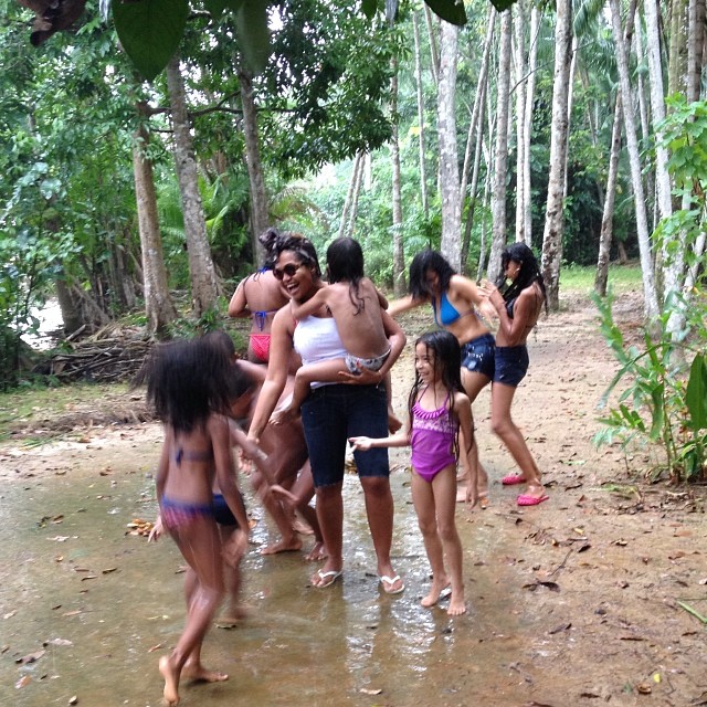 Gaby Amarantos toma banho de chuva na floresta