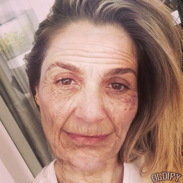 Flávia Alessandra usa aplicativo que envelhece e diz: ‘Feliz 2054’