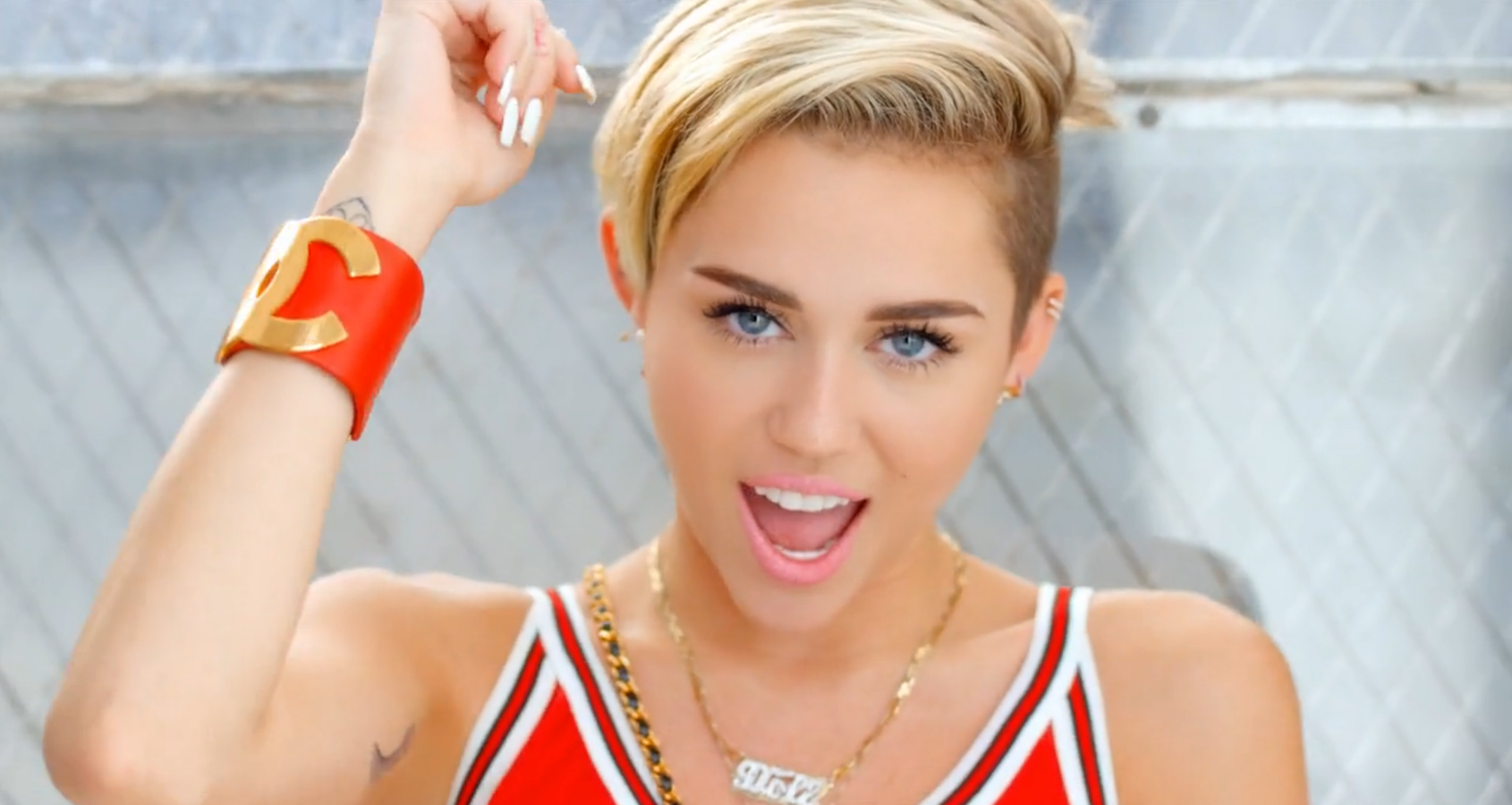 Descobrimos as marcas que Miley Cyrus usa no clipe de "23", do rapper Mike Will Made It; Saiba aqui