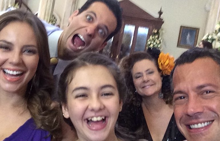 Klara Castanho publica foto com elenco de Amor à Vida