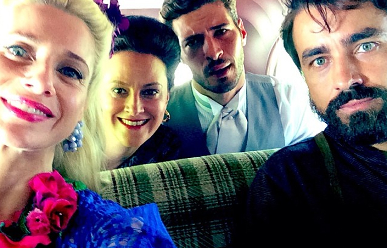 Letícia Spiller publica foto com elenco de Joia Rara durante gravações