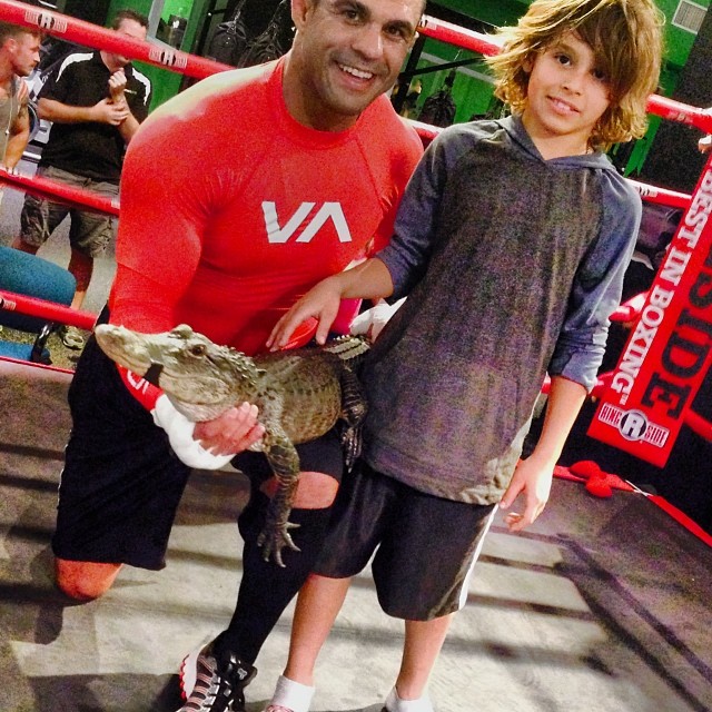 Com filhote de crocodilo nas mãos, Vitor Belfort manda recado a Weidman