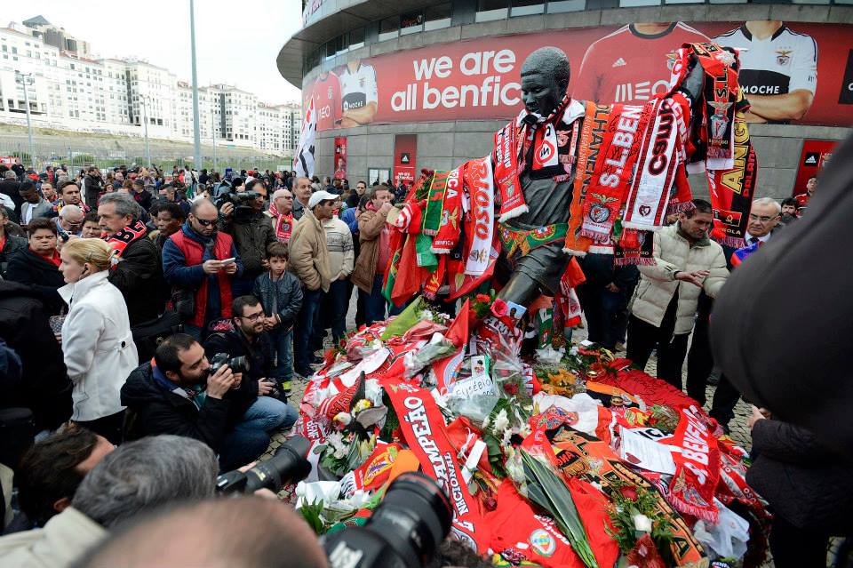 Benfica retira homenagens de torcedores rivais para Eusébio, mas se explica