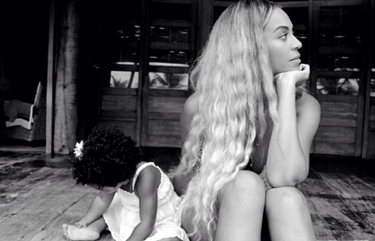 Filha de Jay Z e Beyoncé, Blue Ivy Carter já ganhou mais dinheiro com direitos autorais do que muita banda “bacanuda” por aí. O Virgula Famosos reuniu sete curiosidades sobre a pequena herdeira do império Carter que completou dois anos de idade no dia 7 de janeiro de 2014
