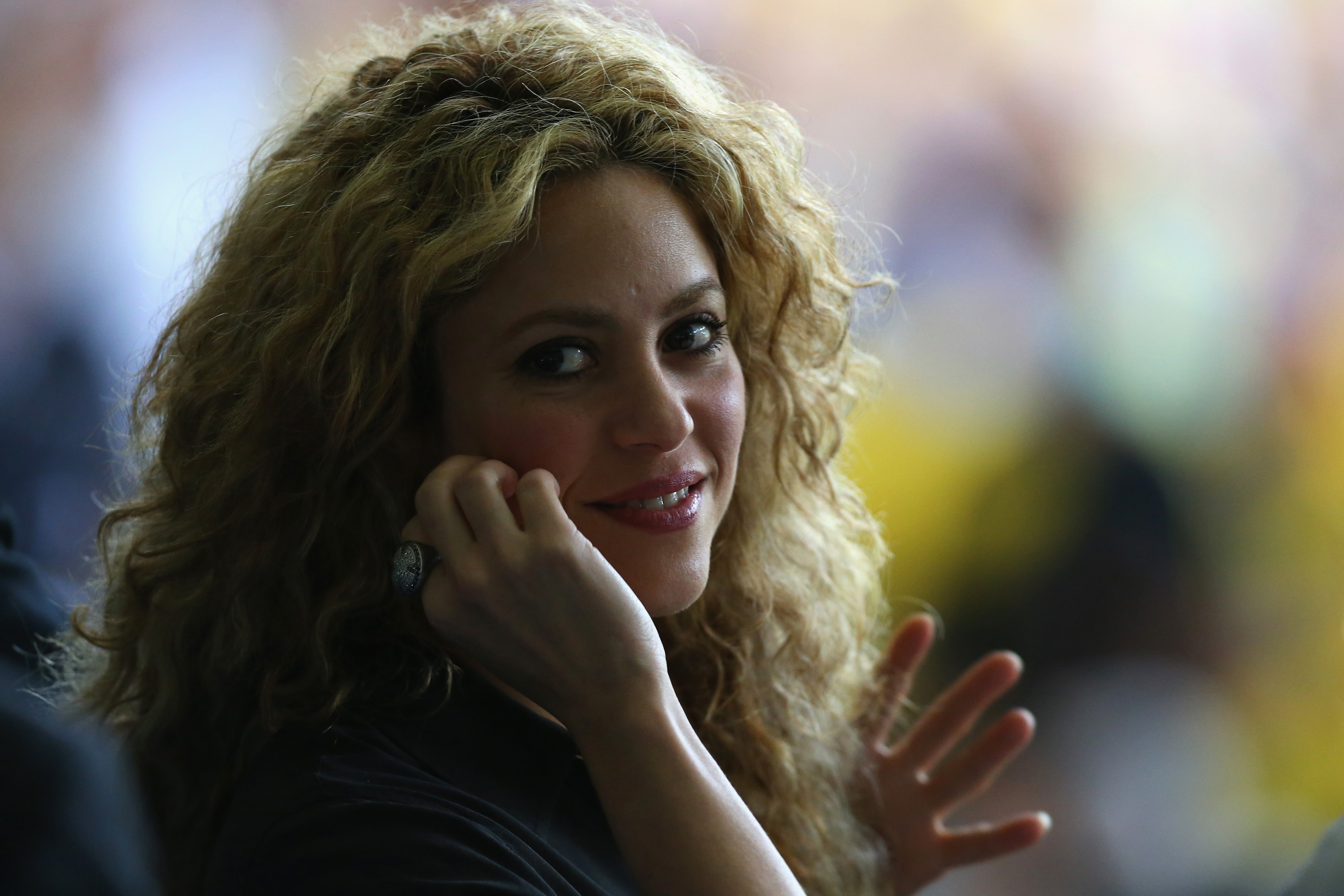 Shakira revela data de lançamento de novo álbum no twitter