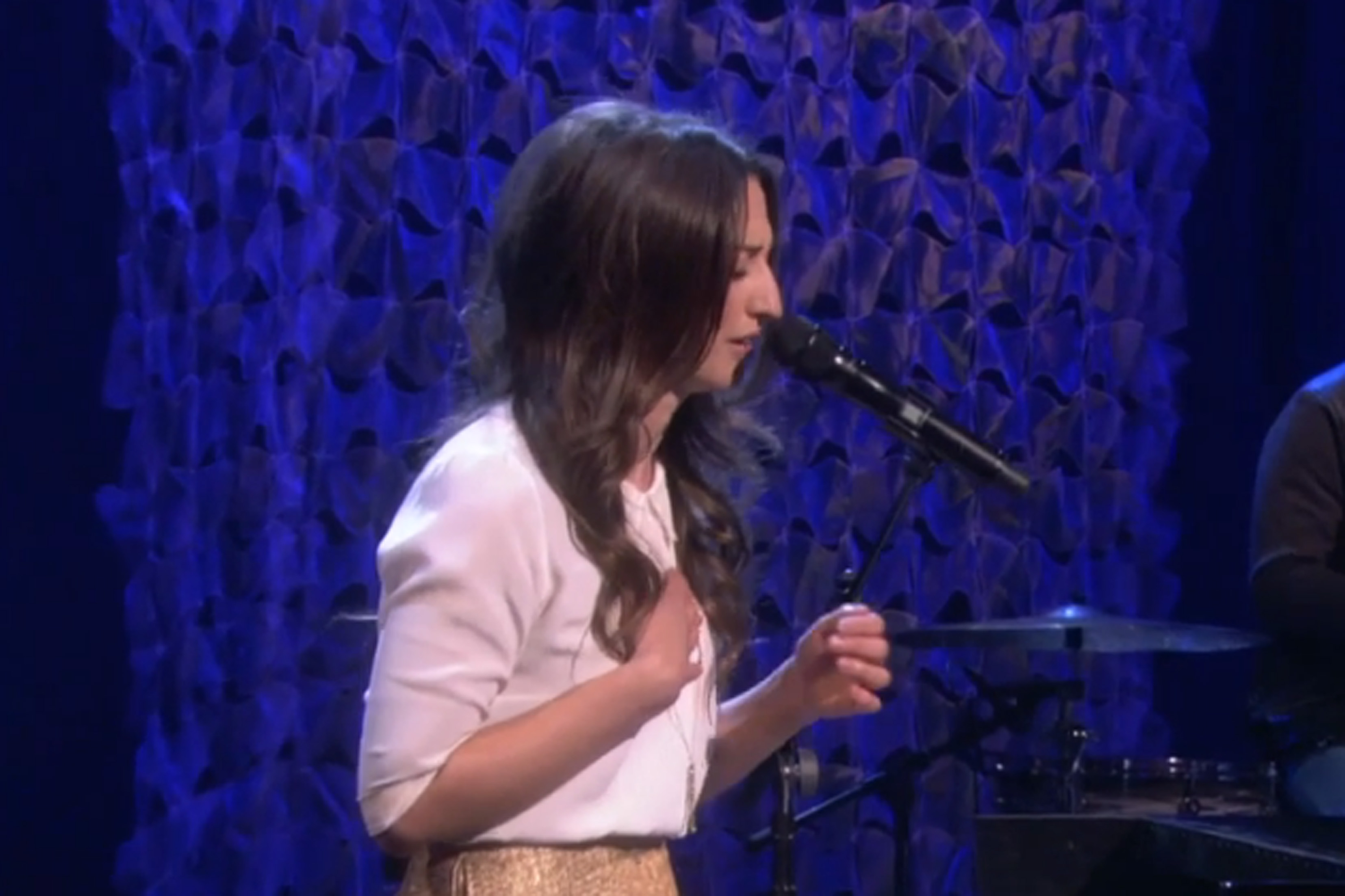 Sara Bareilles apresenta 'Brave' no programa de Ellen Degeneres