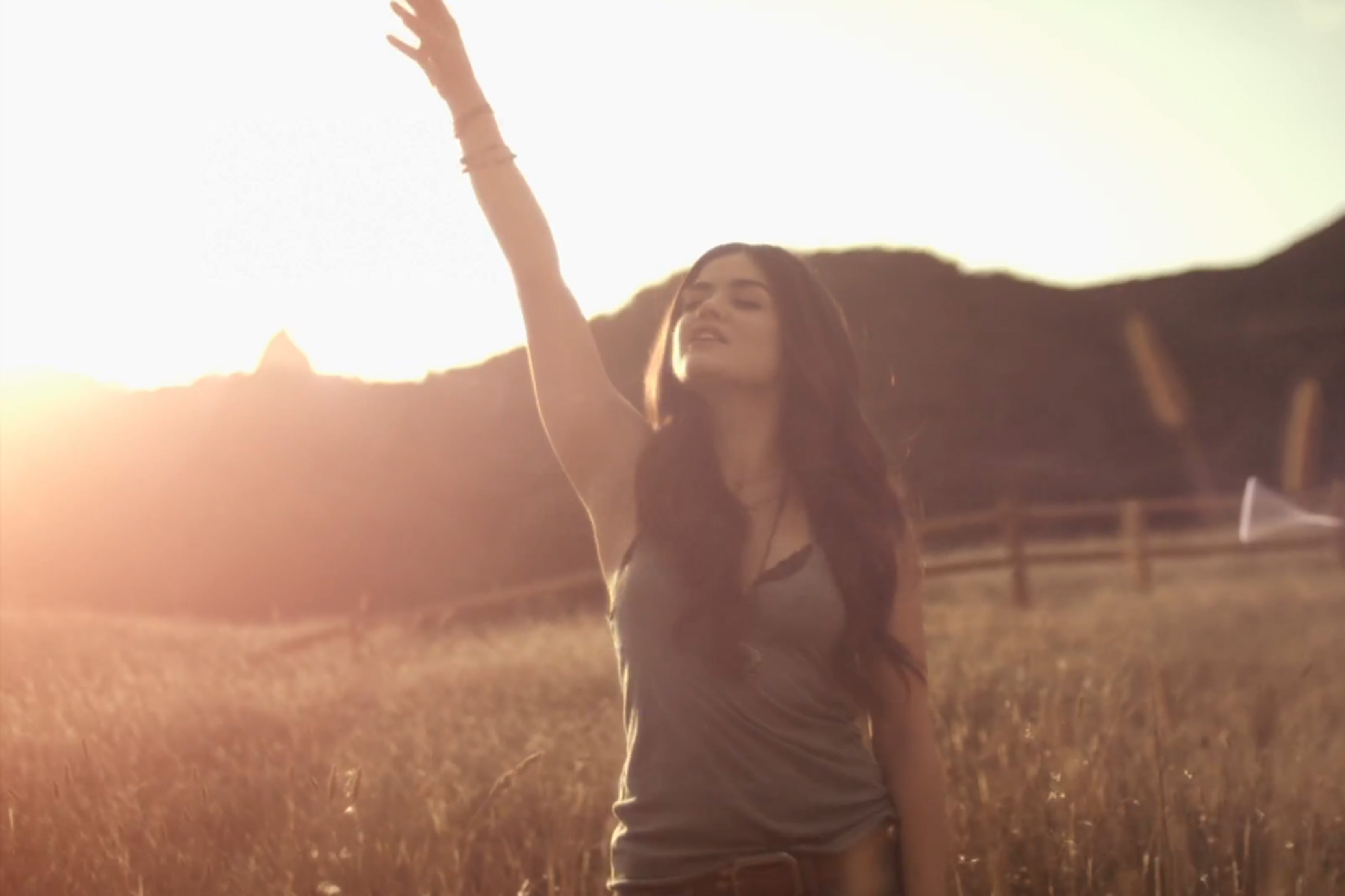 Lucy Hale vai encontrar os amigos no clipe de 'Sound Good To Me'