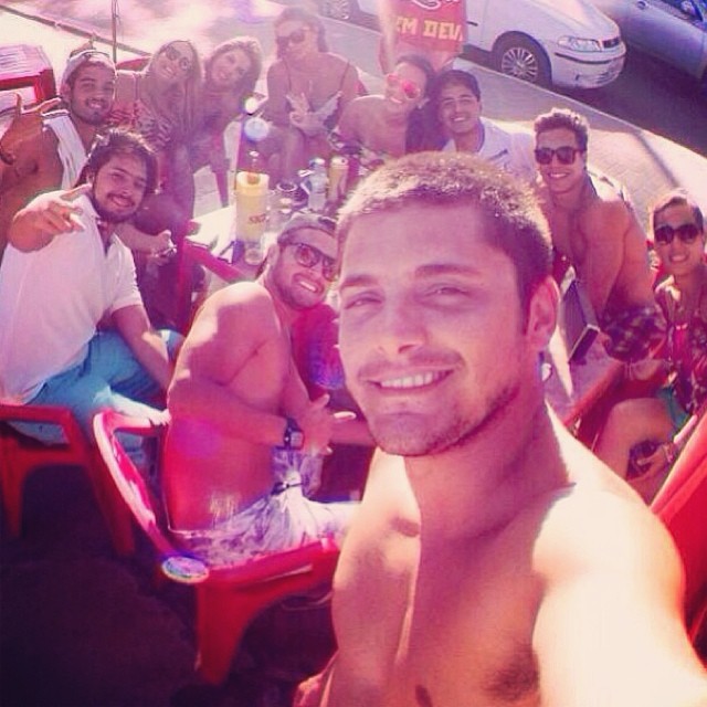 Após Bruno Gissoni publicar foto de esgoto em praia de Maceió, prefeitura resolve limpar local