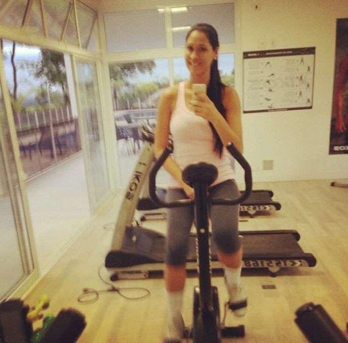Há menos de um mês do nascimento de Arthur, Jaqueline retoma malhação