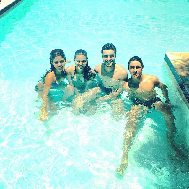 Bruna Marquezine publica foto na piscina com colegas de novela
