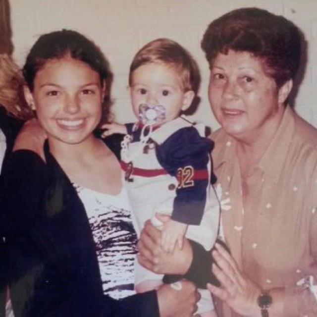 Em momento nostálgico, Isis Valverde mostra foto de sua adolescência
