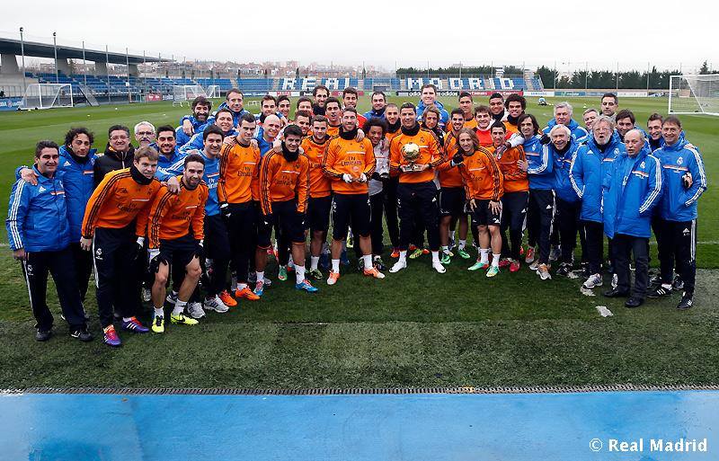 Cristiano Ronaldo leva Bola de Ouro a treino do Real Madrid