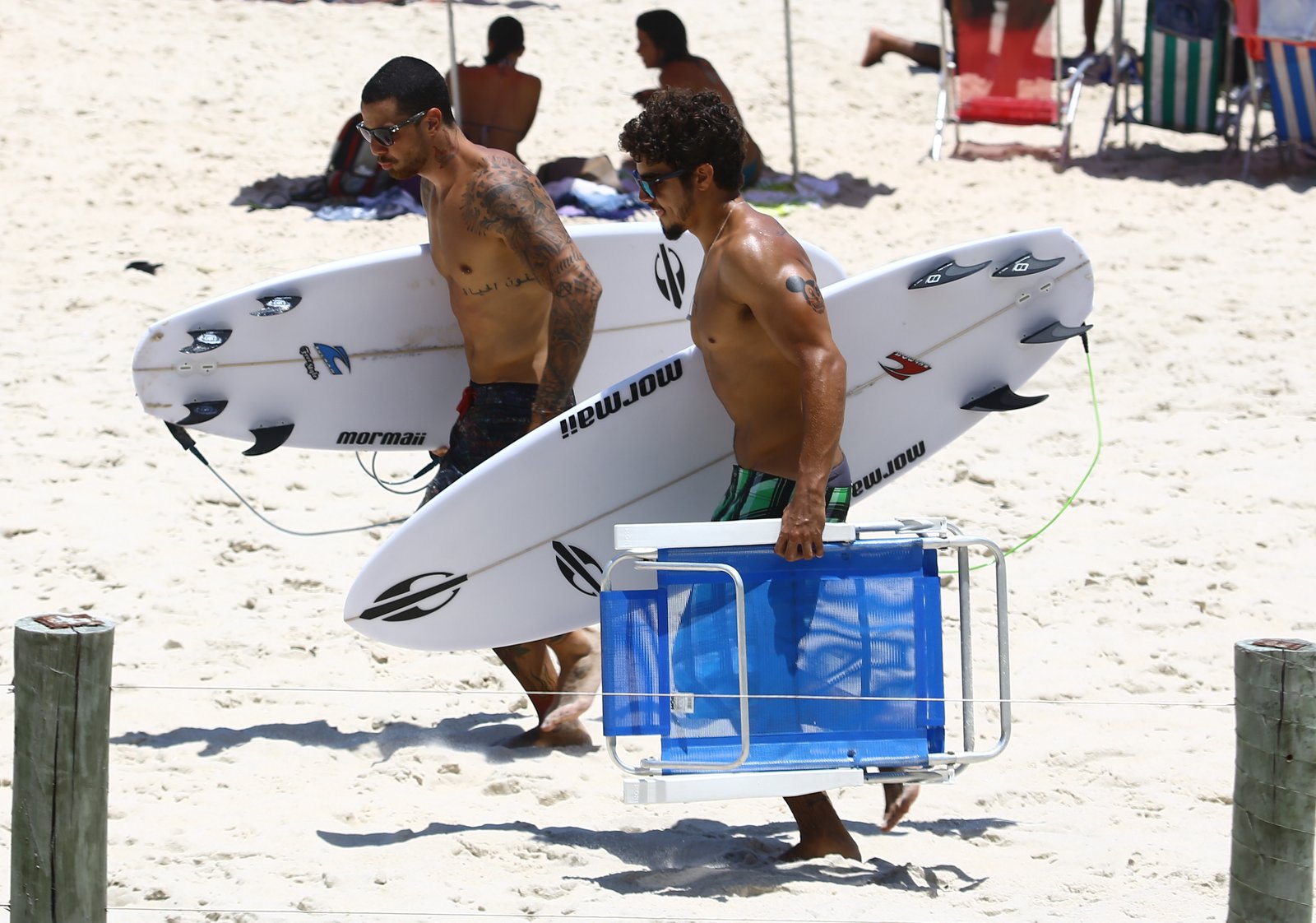 Caio Castro e Felipe Titto praticam surfe na Prainha, no Rio de Janeiro