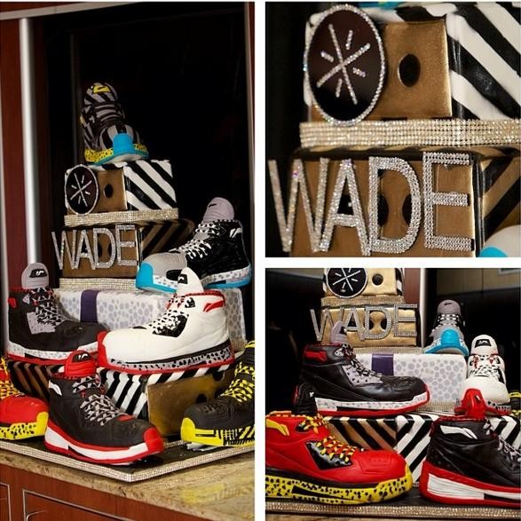 Ao lado de LeBron James, Dwyane Wade festeja aniversário com bolo estilizado