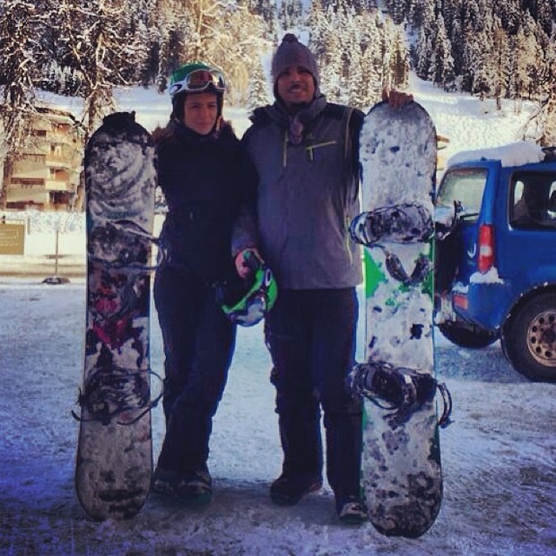 Ao lado de Paula Morais, Ronaldo aprende a praticar snowboard na Suíça