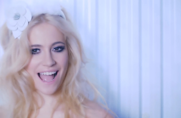 Pixie Lott segura bolsa da Chanel para esconder nudez em clipe de 'Nasty'