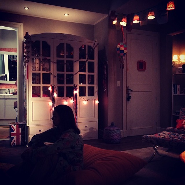 Bruna Marquezine mostra foto de Júlia Lemmertz em cena de Em Família