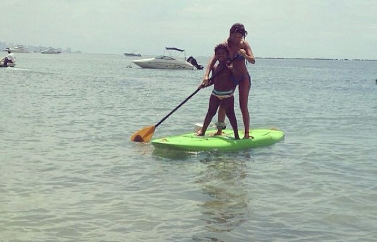 Fernanda Paes Leme publica foto em que pratica stand up paddle