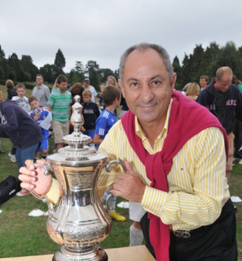 Ex-Seleção Argentina, Osvaldo Ardiles fica ferido em acidente de carro nas Ilhas Malvinas