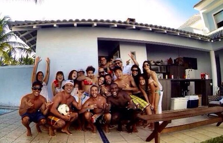 Caio Castro ganha festa de aniversário planejada por amigos