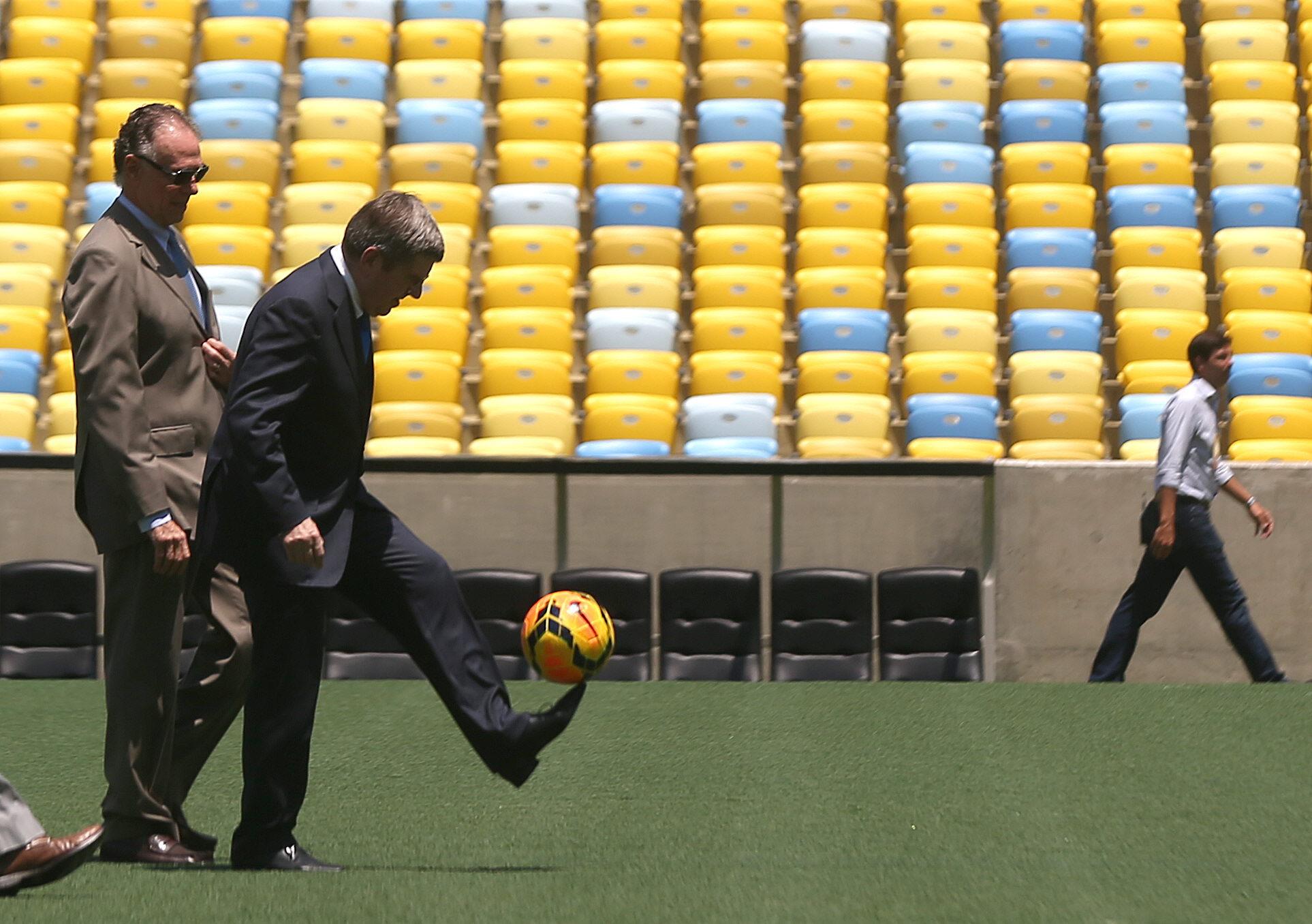 Sem falar com jornalistas, presidente do COI visita estádio do Maracanã
