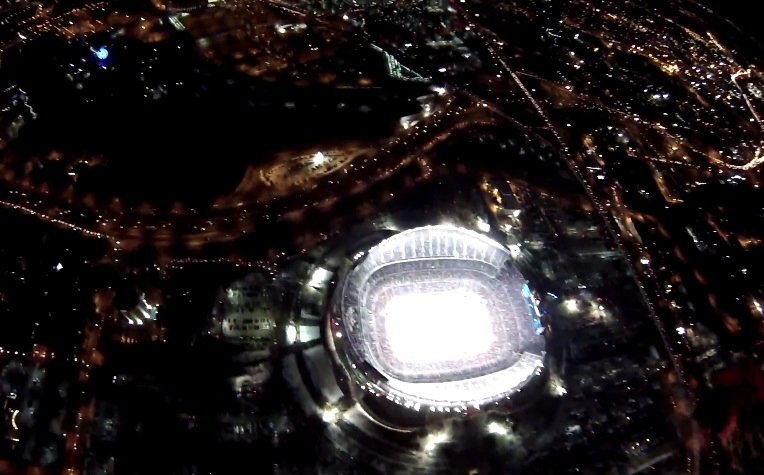 Paraquedista grava descida dentro de estádio em noite de jogo da NFL; assista