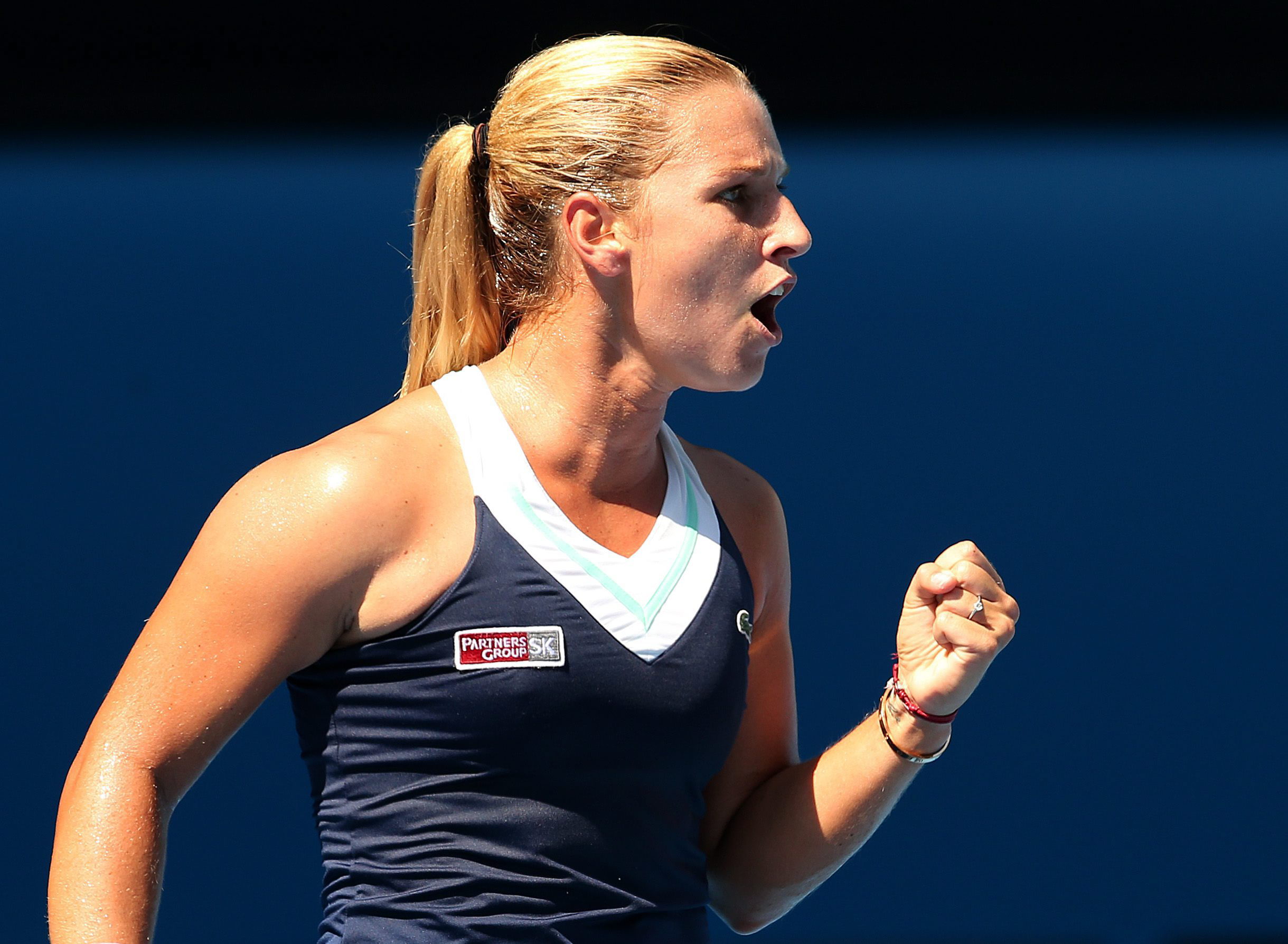 Cibulkova vence Radwanska e encara chinesa Na Li na final