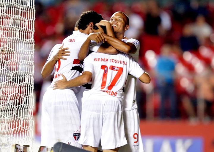 São Paulo goleia o Mogi Mirim por 4 a 0 e Corinthians vence o Paulista por 1 a 0