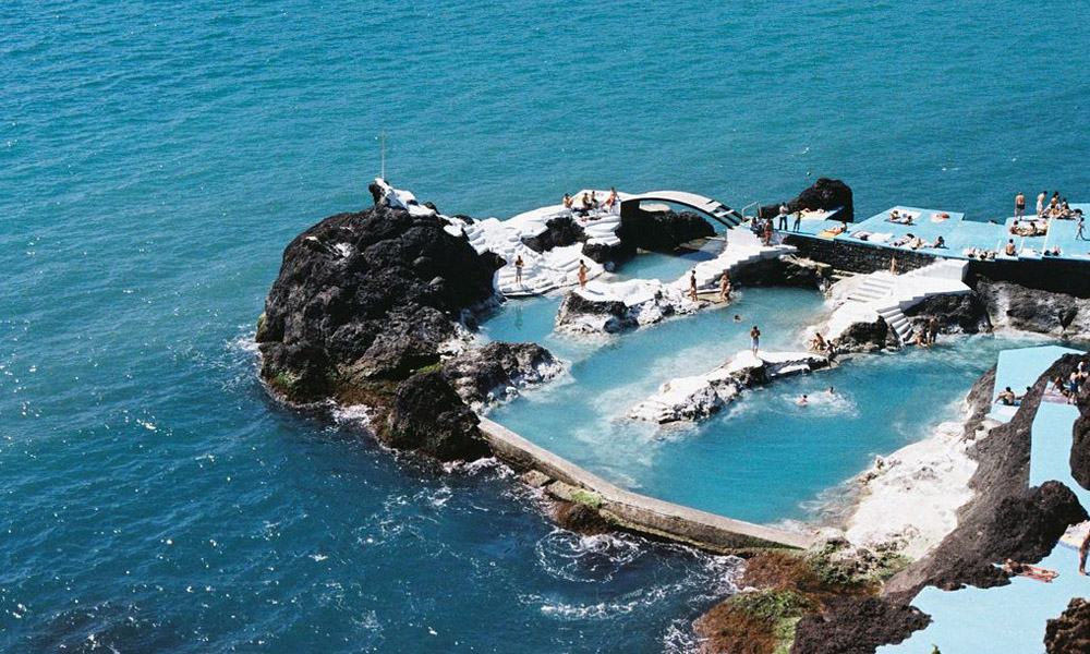 Conheça a piscina natural formada por rochas vulcânicas que fica dentro do mar