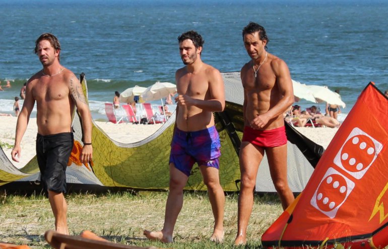 O ator Thiago Rodrigues aproveitou a tarde desta quinta-feira (23) para tomar um banho de mar na praia da Barra da Tijuca. Em dado momento o ator machucou a boca, mas pelas imagens parece que não foi nada demais