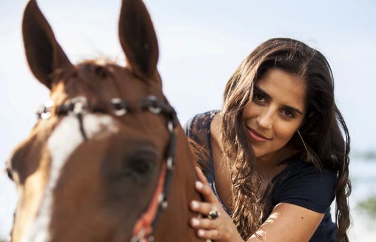 Camilla Camargo supera trauma pessoal para viver domadora de cavalos em novela