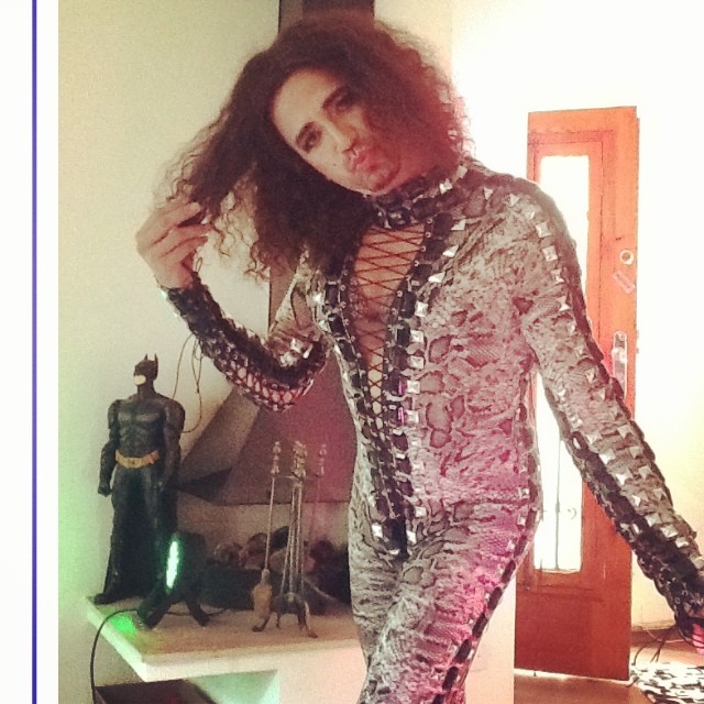 Latino aparece travestido em gravação de seu novo clipe