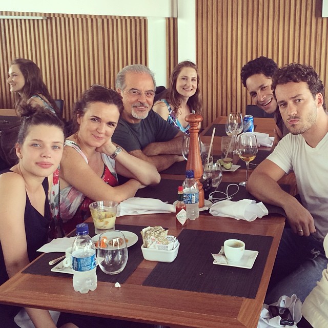 Rodrigo Andrade almoça com colegas de Amor à Vida