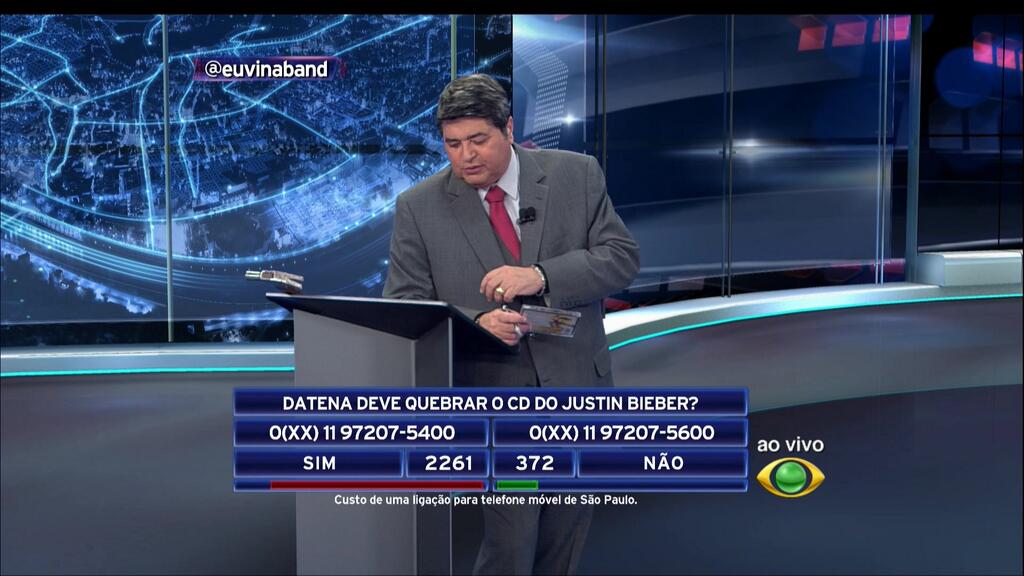 Após enquete, Datena quebra CD de Justin Bieber ao vivo e gera revolta na web