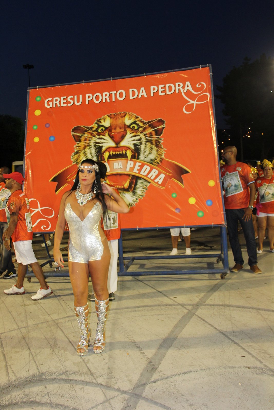 Solange Gomes usa vestido ousado em desfile técnico na Sapucaí