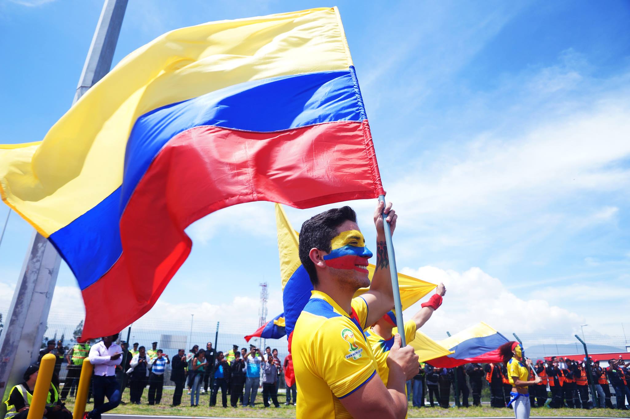 Presidente Rafael Correa recebe taça da Copa do Mundo em Quito