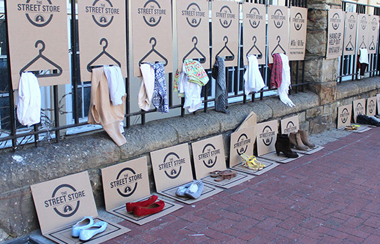 ONG cria “loja” na qual moradores de rua podem escolher as roupas que quiserem